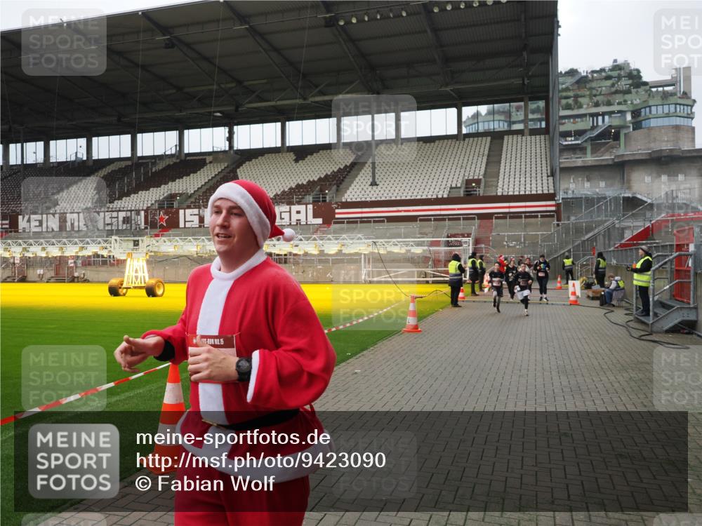 07.12.2025 - St. Pauli X-Mass-Run No. 15 Fabian Wolf http://msf.ph/oto/9423090 07.12.2025 11:57:03 Ziel 722, 1271, 1836, 1877, 2496, 2824, 2825, 2826, 3383, 3459 meine-sportfotos.de