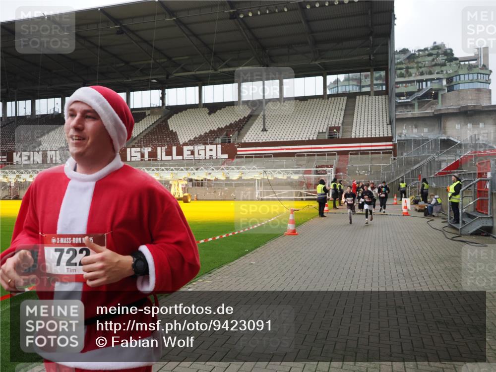 07.12.2025 - St. Pauli X-Mass-Run No. 15 Fabian Wolf http://msf.ph/oto/9423091 07.12.2025 11:57:03 Ziel 722, 1271, 1836, 1877, 2496, 2824, 2825, 2826, 3383, 3459 meine-sportfotos.de