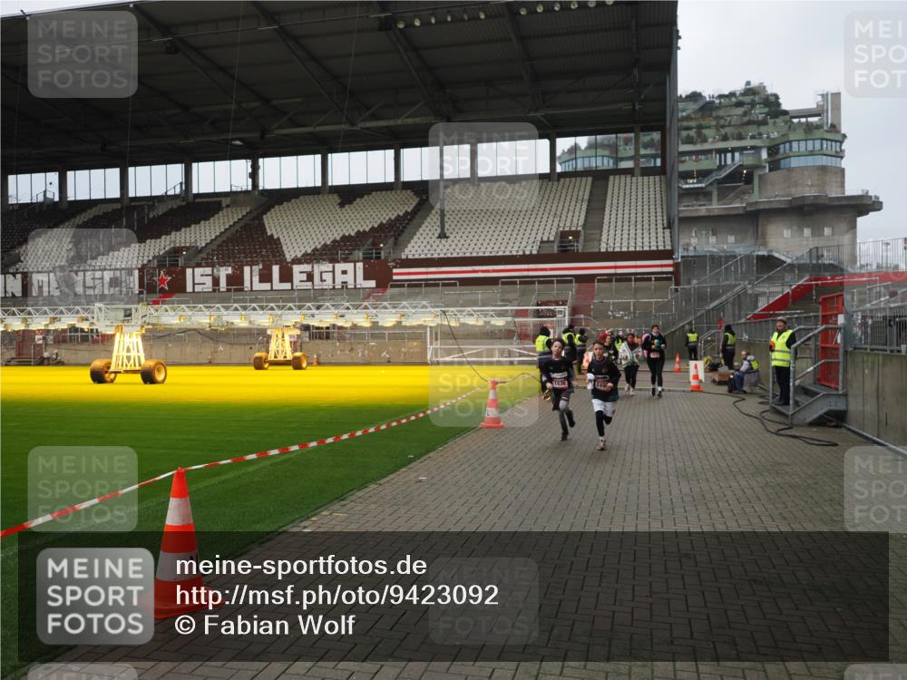 07.12.2025 - St. Pauli X-Mass-Run No. 15 Fabian Wolf http://msf.ph/oto/9423092 07.12.2025 11:57:05 Ziel 722, 1271, 1836, 1877, 2496, 2824, 2825, 2826, 3383, 3459 meine-sportfotos.de