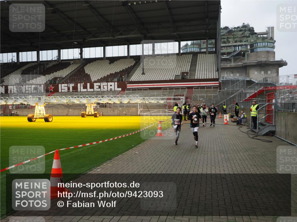 07.12.2025 - St. Pauli X-Mass-Run No. 15 Fabian Wolf http://msf.ph/oto/9423093 07.12.2025 11:57:05 Ziel 722, 1271, 1836, 1877, 2496, 2824, 2825, 2826, 3383, 3459 meine-sportfotos.de