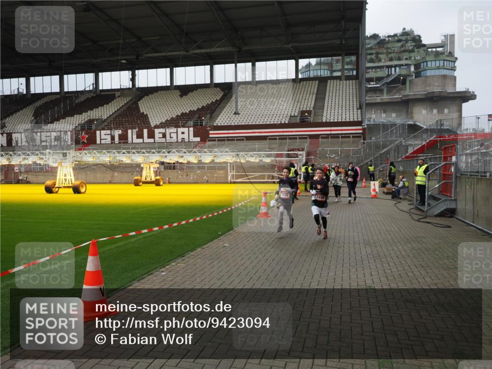 07.12.2025 - St. Pauli X-Mass-Run No. 15 Fabian Wolf http://msf.ph/oto/9423094 07.12.2025 11:57:05 Ziel 722, 1271, 1836, 1877, 2496, 2824, 2825, 2826, 3383, 3459 meine-sportfotos.de