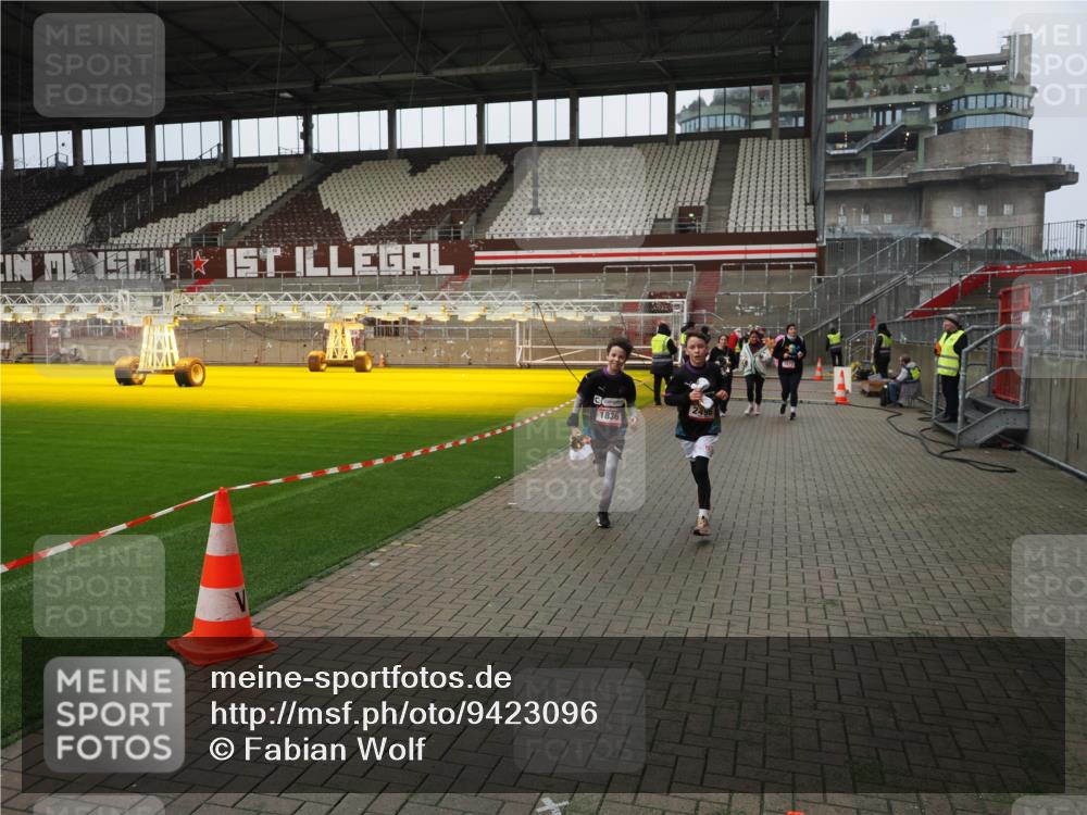 07.12.2025 - St. Pauli X-Mass-Run No. 15 Fabian Wolf http://msf.ph/oto/9423096 07.12.2025 11:57:06 Ziel 722, 1271, 1836, 1877, 2496, 2825, 2826, 3383 meine-sportfotos.de