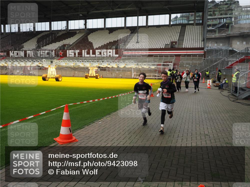 07.12.2025 - St. Pauli X-Mass-Run No. 15 Fabian Wolf http://msf.ph/oto/9423098 07.12.2025 11:57:06 Ziel 722, 1271, 1836, 1877, 2496, 2825, 2826, 3383 meine-sportfotos.de