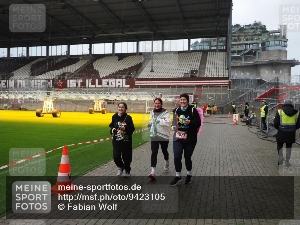 07.12.2025 - St. Pauli X-Mass-Run No. 15 Fabian Wolf http://msf.ph/oto/9423105 07.12.2025 11:57:11 Ziel 722, 1271, 1836, 1877, 2496, 3383 meine-sportfotos.de