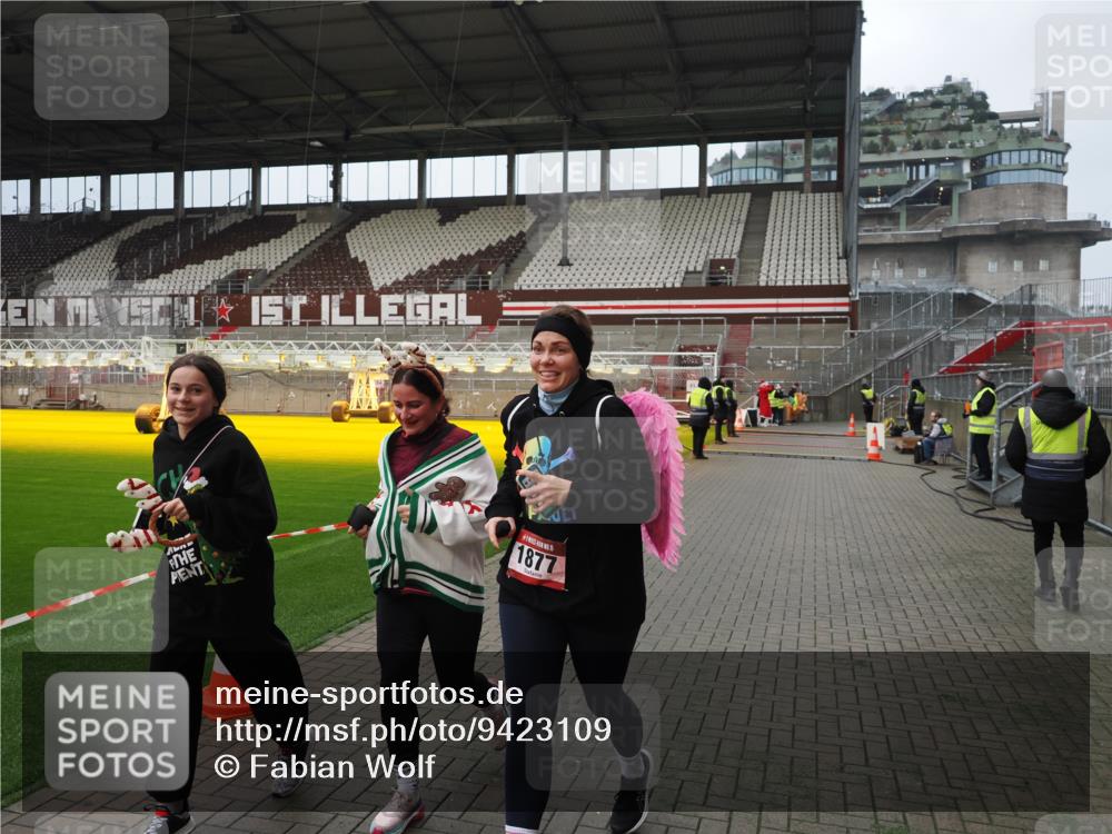 07.12.2025 - St. Pauli X-Mass-Run No. 15 Fabian Wolf http://msf.ph/oto/9423109 07.12.2025 11:57:12 Ziel 722, 1271, 1836, 1877, 2496, 3383 meine-sportfotos.de