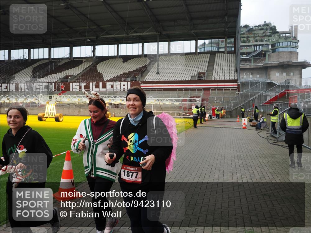 07.12.2025 - St. Pauli X-Mass-Run No. 15 Fabian Wolf http://msf.ph/oto/9423110 07.12.2025 11:57:12 Ziel 722, 1271, 1836, 1877, 2496, 3383 meine-sportfotos.de