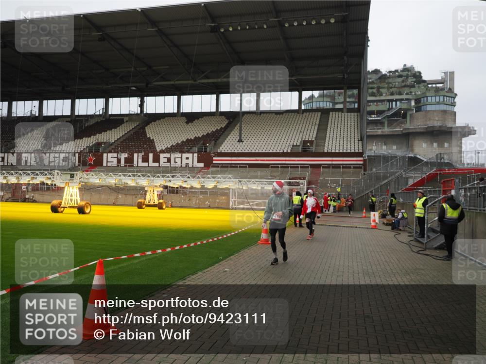 07.12.2025 - St. Pauli X-Mass-Run No. 15 Fabian Wolf http://msf.ph/oto/9423111 07.12.2025 11:57:23 Ziel 1327, 2811 meine-sportfotos.de