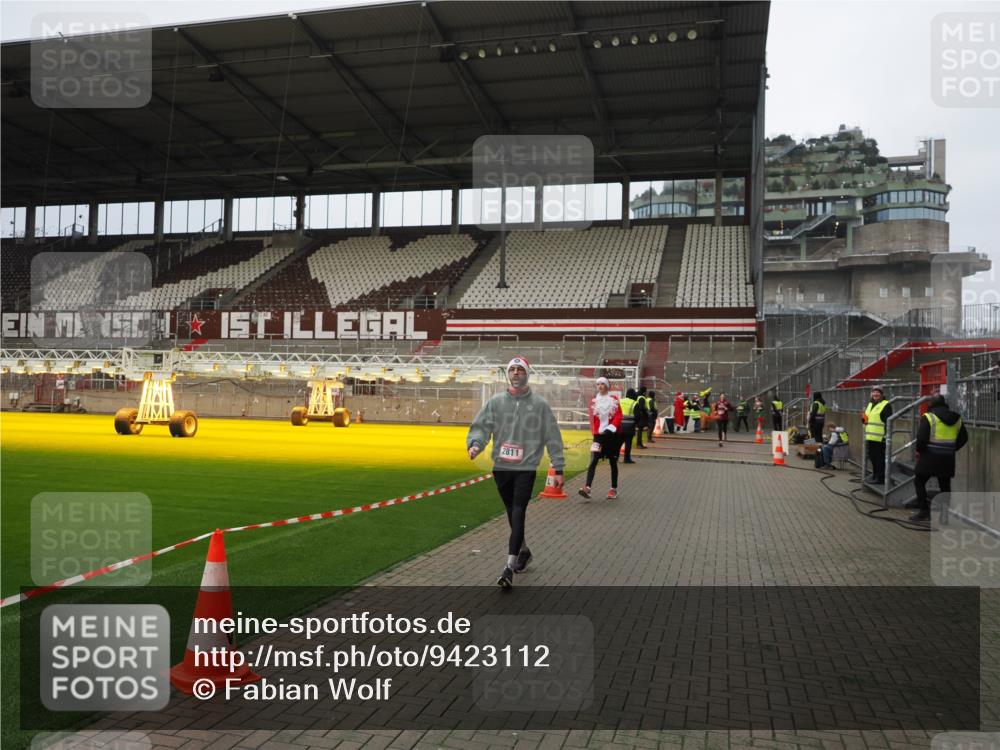 07.12.2025 - St. Pauli X-Mass-Run No. 15 Fabian Wolf http://msf.ph/oto/9423112 07.12.2025 11:57:24 Ziel 1327, 2811 meine-sportfotos.de