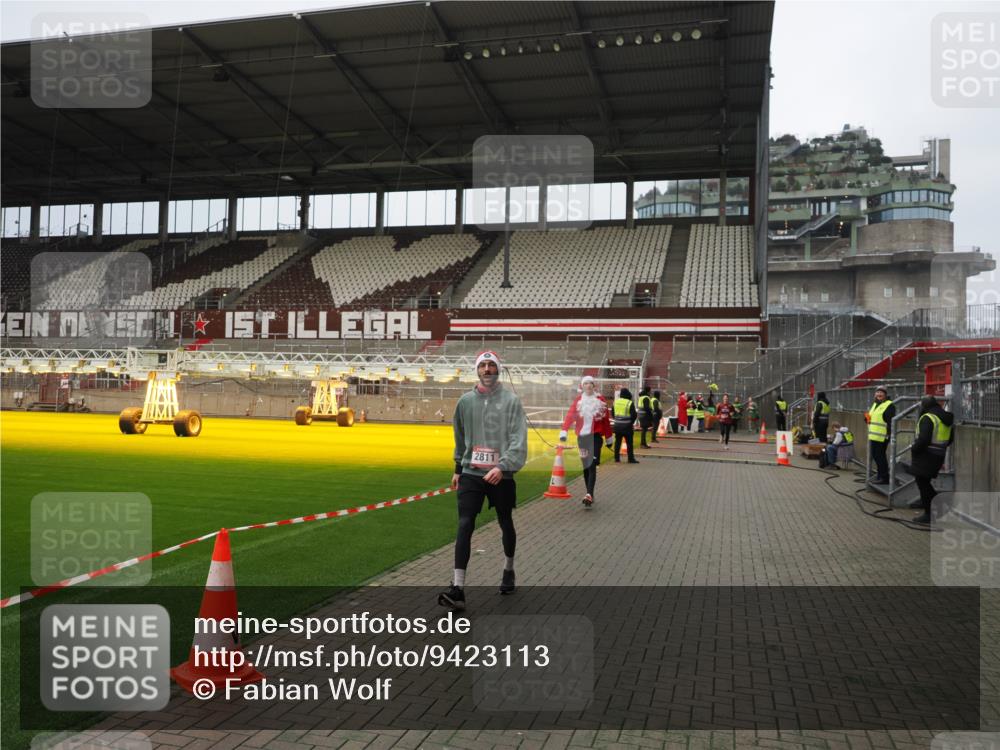 07.12.2025 - St. Pauli X-Mass-Run No. 15 Fabian Wolf http://msf.ph/oto/9423113 07.12.2025 11:57:25 Ziel 1327, 2811, 4125 meine-sportfotos.de