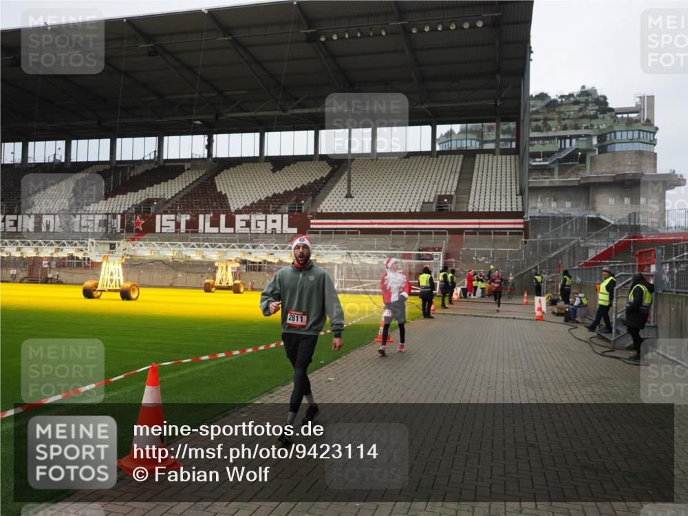 07.12.2025 - St. Pauli X-Mass-Run No. 15 Fabian Wolf http://msf.ph/oto/9423114 07.12.2025 11:57:25 Ziel 1327, 2811, 4125 meine-sportfotos.de