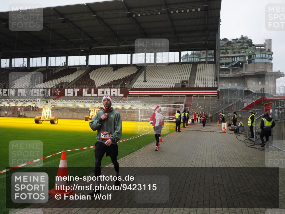 07.12.2025 - St. Pauli X-Mass-Run No. 15 Fabian Wolf http://msf.ph/oto/9423115 07.12.2025 11:57:26 Ziel 1327, 2811, 4125 meine-sportfotos.de