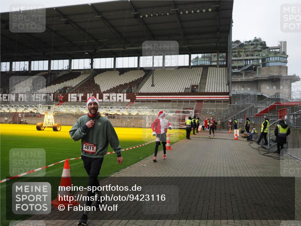 07.12.2025 - St. Pauli X-Mass-Run No. 15 Fabian Wolf http://msf.ph/oto/9423116 07.12.2025 11:57:26 Ziel 1327, 2811, 4125 meine-sportfotos.de