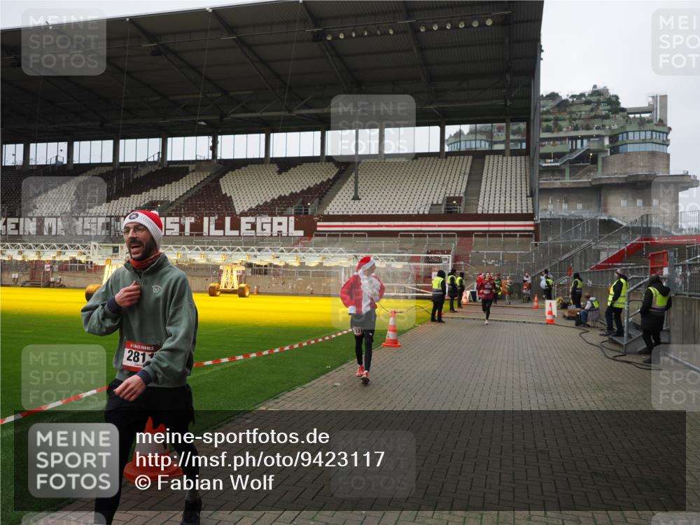 07.12.2025 - St. Pauli X-Mass-Run No. 15 Fabian Wolf http://msf.ph/oto/9423117 07.12.2025 11:57:27 Ziel 1327, 2811, 4125 meine-sportfotos.de