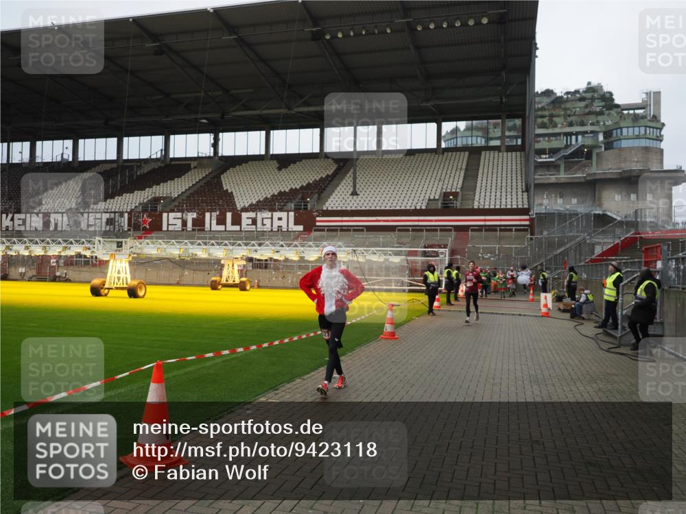 07.12.2025 - St. Pauli X-Mass-Run No. 15 Fabian Wolf http://msf.ph/oto/9423118 07.12.2025 11:57:28 Ziel 1327, 2811, 4125 meine-sportfotos.de