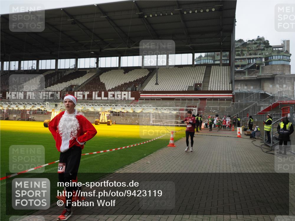 07.12.2025 - St. Pauli X-Mass-Run No. 15 Fabian Wolf http://msf.ph/oto/9423119 07.12.2025 11:57:30 Ziel 1327, 2811, 3444, 3452, 4125 meine-sportfotos.de