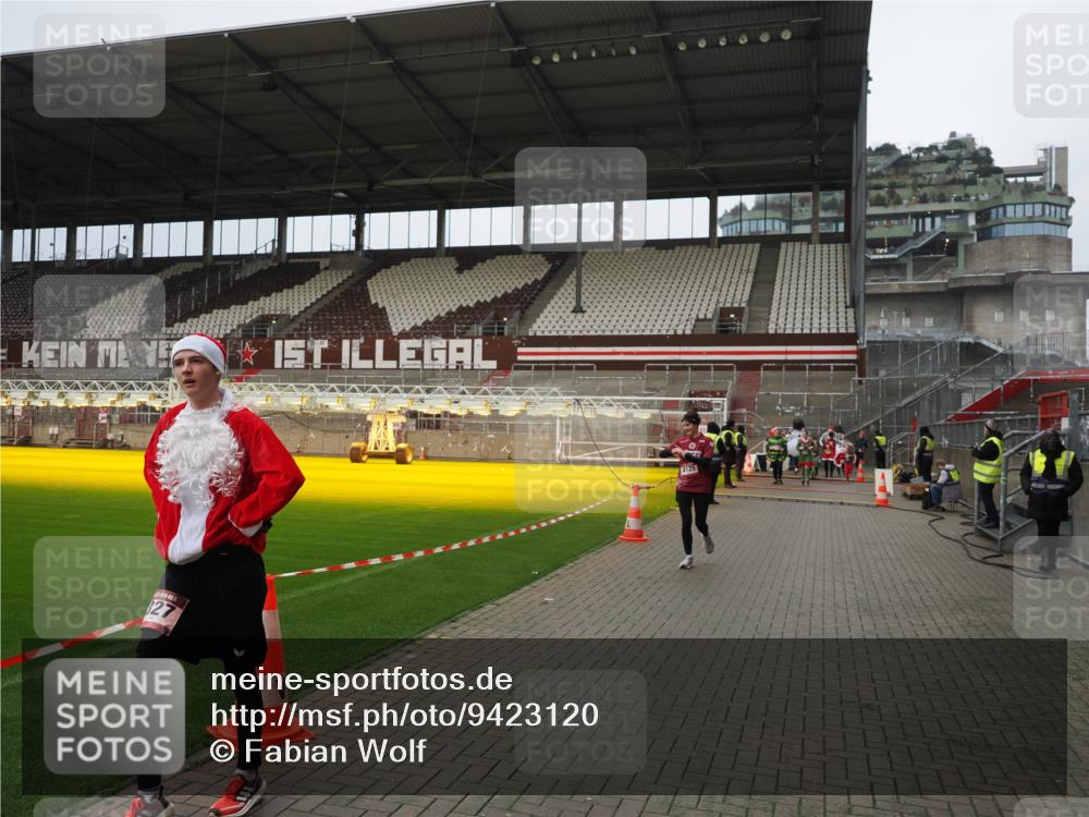 07.12.2025 - St. Pauli X-Mass-Run No. 15 Fabian Wolf http://msf.ph/oto/9423120 07.12.2025 11:57:30 Ziel 1327, 2811, 3444, 3452, 4125 meine-sportfotos.de