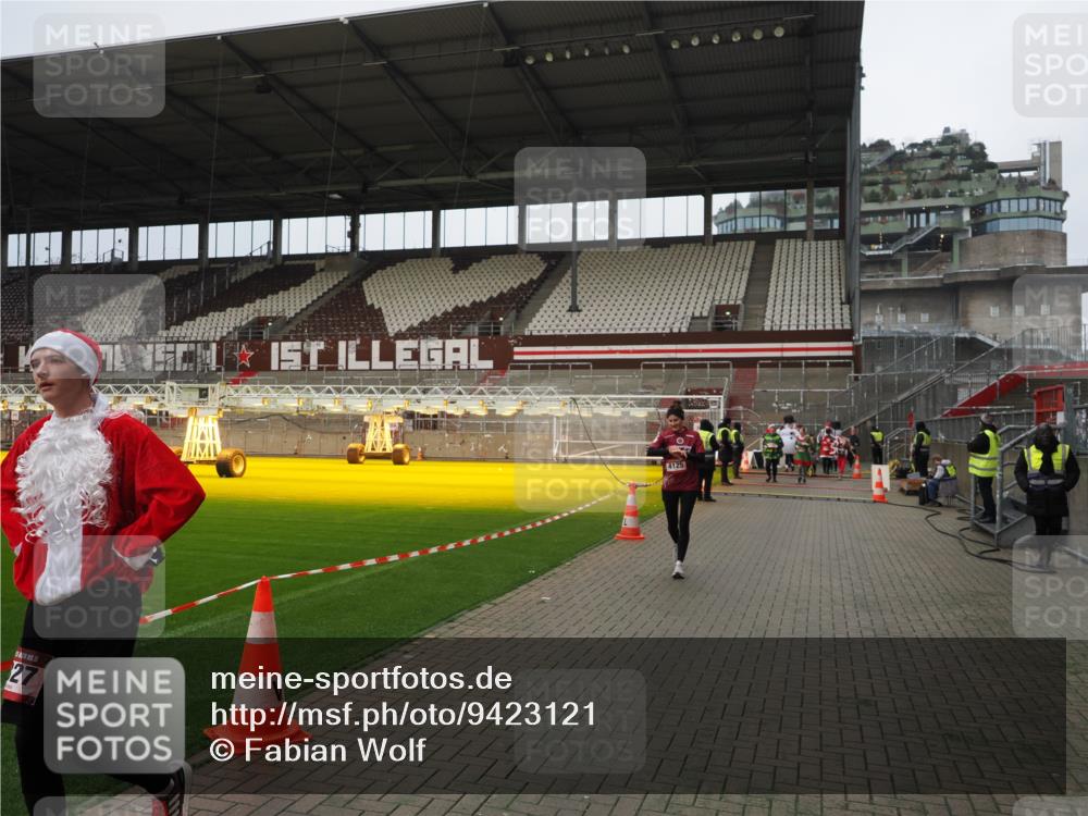 07.12.2025 - St. Pauli X-Mass-Run No. 15 Fabian Wolf http://msf.ph/oto/9423121 07.12.2025 11:57:31 Ziel 1327, 2811, 3444, 3452, 4125 meine-sportfotos.de