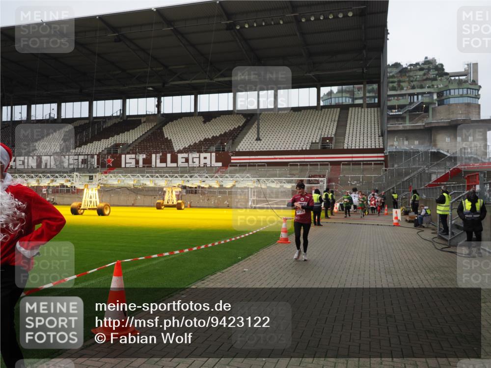 07.12.2025 - St. Pauli X-Mass-Run No. 15 Fabian Wolf http://msf.ph/oto/9423122 07.12.2025 11:57:31 Ziel 1327, 2811, 3444, 3452, 4125 meine-sportfotos.de