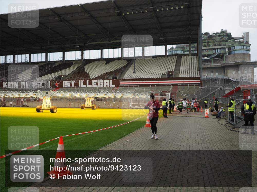 07.12.2025 - St. Pauli X-Mass-Run No. 15 Fabian Wolf http://msf.ph/oto/9423123 07.12.2025 11:57:31 Ziel 1327, 2811, 3444, 3452, 4125 meine-sportfotos.de