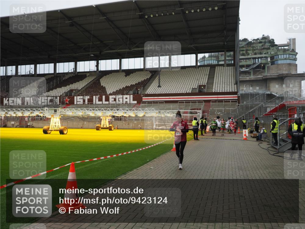 07.12.2025 - St. Pauli X-Mass-Run No. 15 Fabian Wolf http://msf.ph/oto/9423124 07.12.2025 11:57:31 Ziel 1327, 2811, 3444, 3452, 4125 meine-sportfotos.de