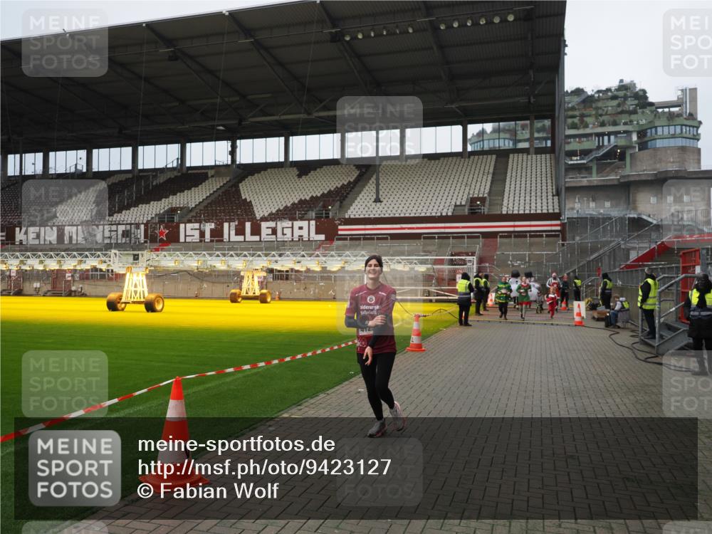 07.12.2025 - St. Pauli X-Mass-Run No. 15 Fabian Wolf http://msf.ph/oto/9423127 07.12.2025 11:57:33 Ziel 1327, 2228, 2811, 3444, 3452, 3993, 4125 meine-sportfotos.de