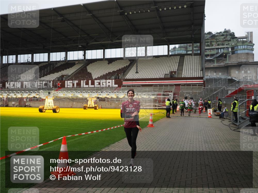 07.12.2025 - St. Pauli X-Mass-Run No. 15 Fabian Wolf http://msf.ph/oto/9423128 07.12.2025 11:57:33 Ziel 1327, 2228, 2811, 3444, 3452, 3993, 4125 meine-sportfotos.de