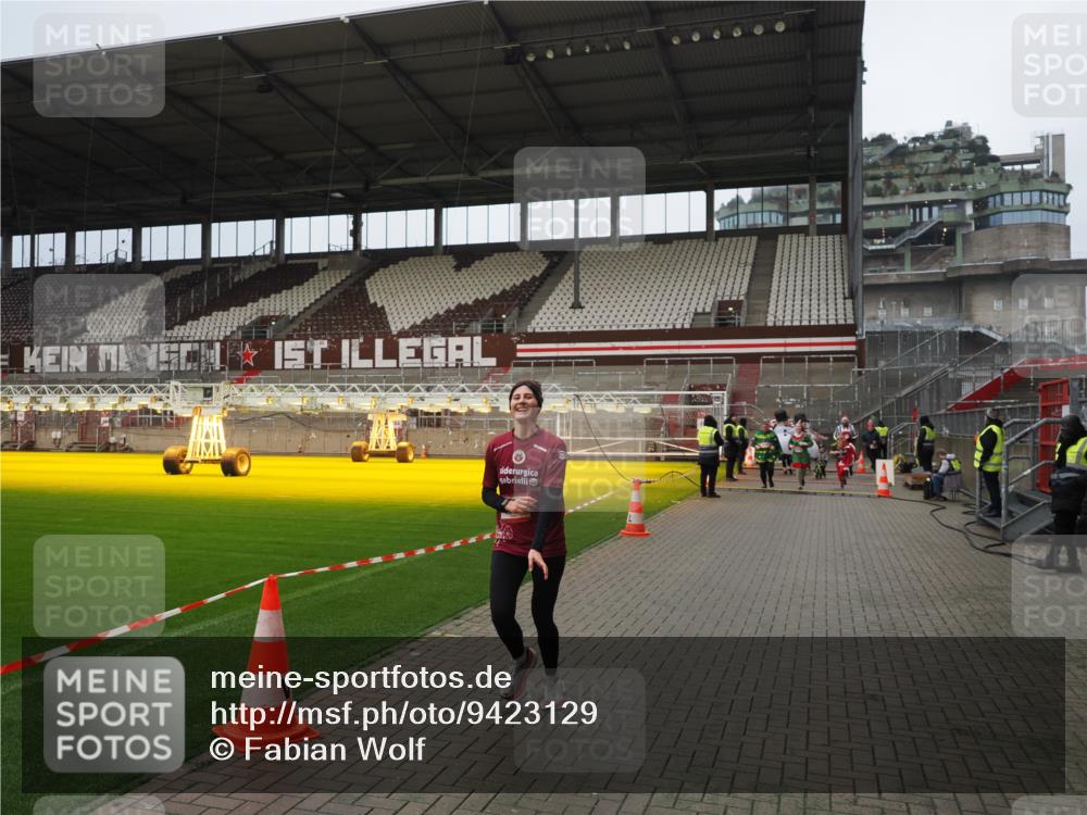 07.12.2025 - St. Pauli X-Mass-Run No. 15 Fabian Wolf http://msf.ph/oto/9423129 07.12.2025 11:57:33 Ziel 1327, 2228, 2811, 3444, 3452, 3993, 4125 meine-sportfotos.de