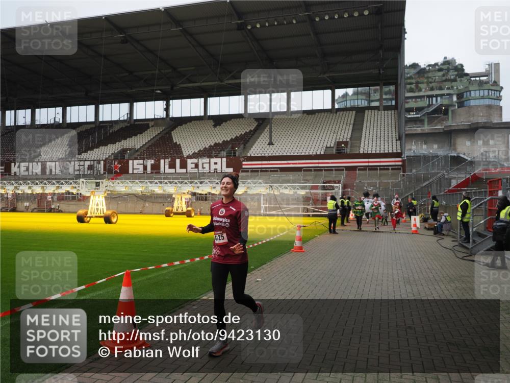 07.12.2025 - St. Pauli X-Mass-Run No. 15 Fabian Wolf http://msf.ph/oto/9423130 07.12.2025 11:57:33 Ziel 1327, 2228, 2811, 3444, 3452, 3993, 4125 meine-sportfotos.de