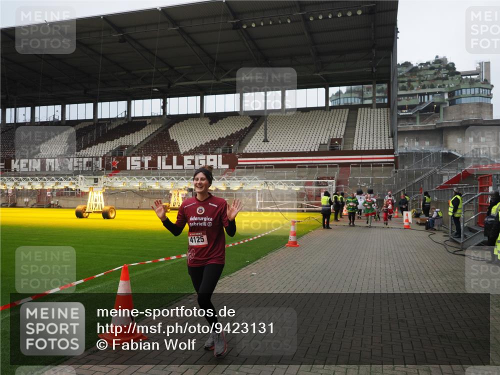07.12.2025 - St. Pauli X-Mass-Run No. 15 Fabian Wolf http://msf.ph/oto/9423131 07.12.2025 11:57:33 Ziel 1327, 2228, 2811, 3444, 3452, 3993, 4125 meine-sportfotos.de