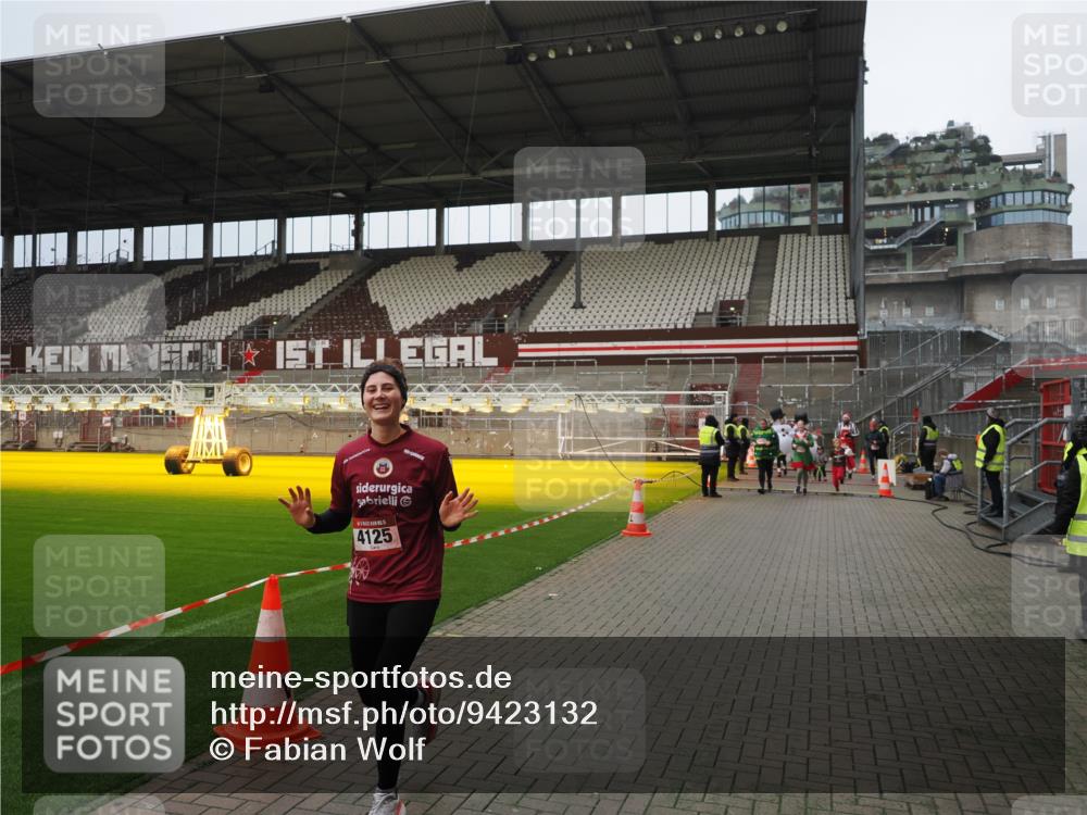 07.12.2025 - St. Pauli X-Mass-Run No. 15 Fabian Wolf http://msf.ph/oto/9423132 07.12.2025 11:57:34 Ziel 1327, 2228, 2811, 3444, 3452, 3480, 3852, 3993, 4125 meine-sportfotos.de