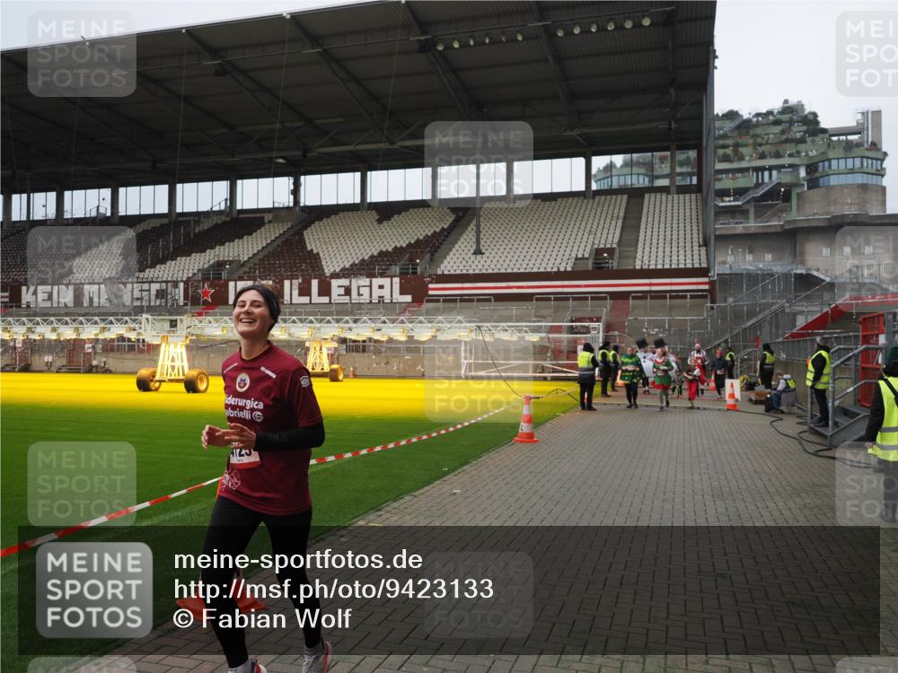 07.12.2025 - St. Pauli X-Mass-Run No. 15 Fabian Wolf http://msf.ph/oto/9423133 07.12.2025 11:57:34 Ziel 1327, 2228, 2811, 3444, 3452, 3480, 3852, 3993, 4125 meine-sportfotos.de