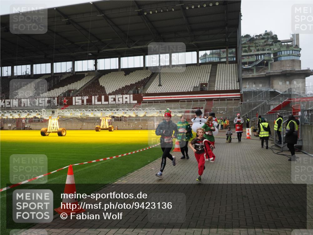 07.12.2025 - St. Pauli X-Mass-Run No. 15 Fabian Wolf http://msf.ph/oto/9423136 07.12.2025 11:57:39 Ziel 1327, 2228, 3444, 3452, 3480, 3847, 3852, 3993, 4125 meine-sportfotos.de