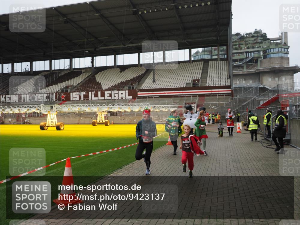 07.12.2025 - St. Pauli X-Mass-Run No. 15 Fabian Wolf http://msf.ph/oto/9423137 07.12.2025 11:57:39 Ziel 1327, 2228, 3444, 3452, 3480, 3847, 3852, 3993, 4125 meine-sportfotos.de