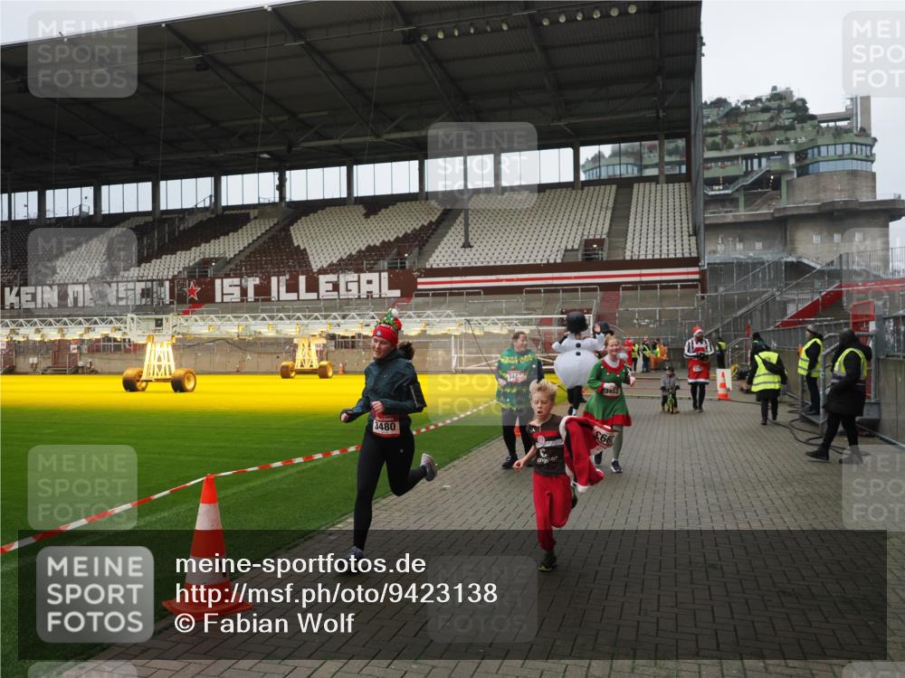 07.12.2025 - St. Pauli X-Mass-Run No. 15 Fabian Wolf http://msf.ph/oto/9423138 07.12.2025 11:57:39 Ziel 1327, 2228, 3444, 3452, 3480, 3847, 3852, 3993, 4125 meine-sportfotos.de