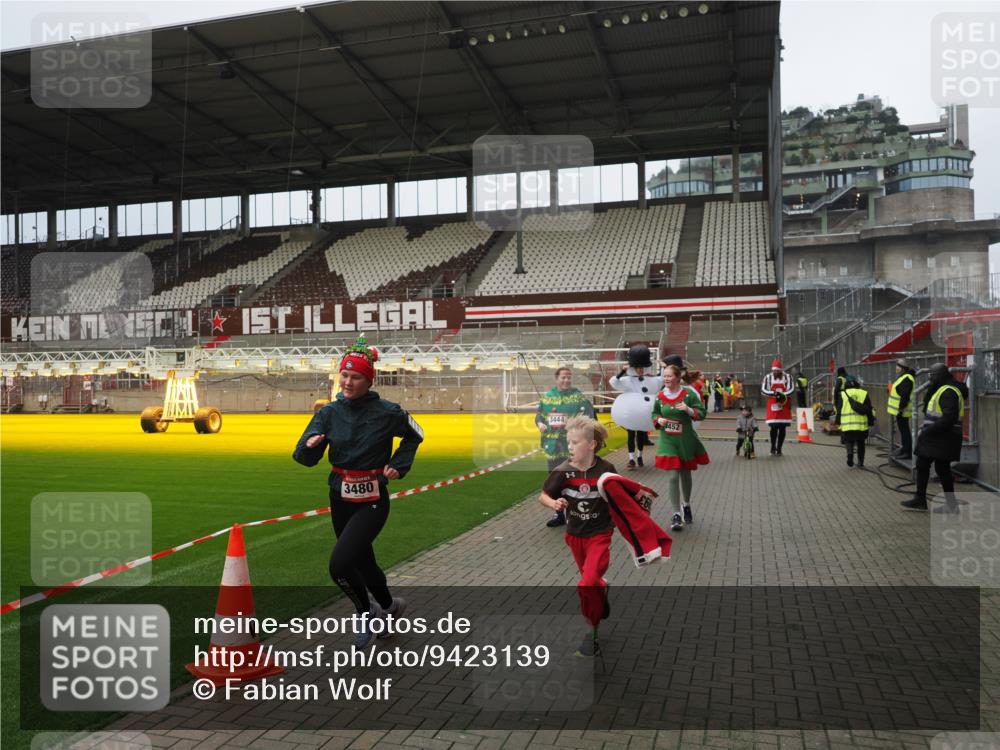 07.12.2025 - St. Pauli X-Mass-Run No. 15 Fabian Wolf http://msf.ph/oto/9423139 07.12.2025 11:57:39 Ziel 1327, 2228, 3444, 3452, 3480, 3847, 3852, 3993, 4125 meine-sportfotos.de