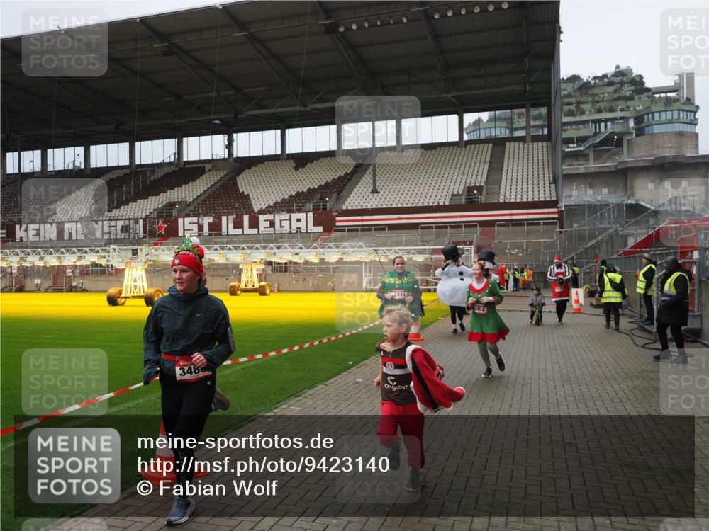 07.12.2025 - St. Pauli X-Mass-Run No. 15 Fabian Wolf http://msf.ph/oto/9423140 07.12.2025 11:57:40 Ziel 2228, 3444, 3452, 3480, 3847, 3852, 3993, 4125 meine-sportfotos.de