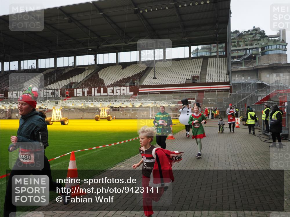 07.12.2025 - St. Pauli X-Mass-Run No. 15 Fabian Wolf http://msf.ph/oto/9423141 07.12.2025 11:57:40 Ziel 2228, 3444, 3452, 3480, 3847, 3852, 3993, 4125 meine-sportfotos.de