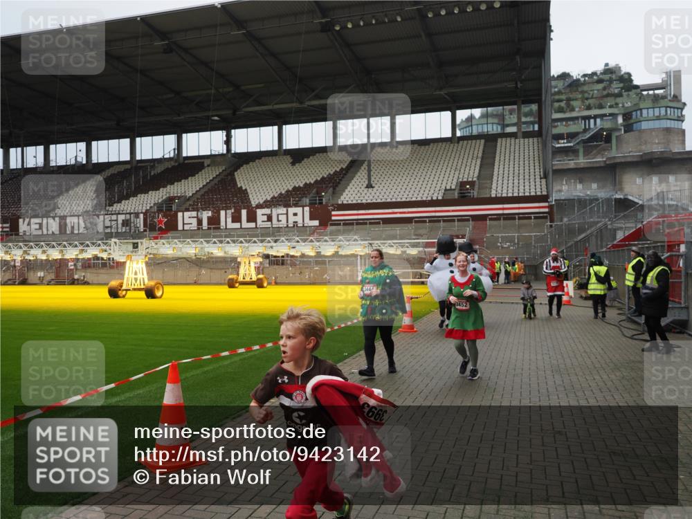 07.12.2025 - St. Pauli X-Mass-Run No. 15 Fabian Wolf http://msf.ph/oto/9423142 07.12.2025 11:57:40 Ziel 2228, 3444, 3452, 3480, 3847, 3852, 3993, 4125 meine-sportfotos.de