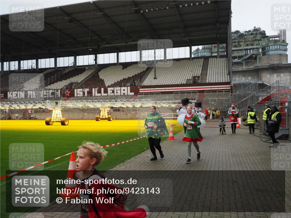 07.12.2025 - St. Pauli X-Mass-Run No. 15 Fabian Wolf http://msf.ph/oto/9423143 07.12.2025 11:57:40 Ziel 2228, 3444, 3452, 3480, 3847, 3852, 3993, 4125 meine-sportfotos.de