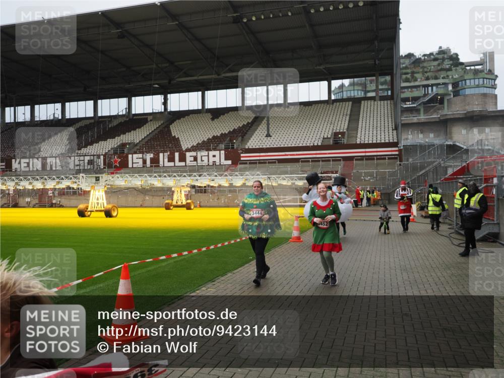 07.12.2025 - St. Pauli X-Mass-Run No. 15 Fabian Wolf http://msf.ph/oto/9423144 07.12.2025 11:57:40 Ziel 2228, 3444, 3452, 3480, 3847, 3852, 3993, 4125 meine-sportfotos.de
