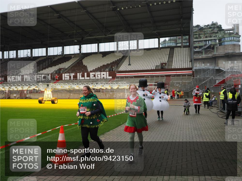 07.12.2025 - St. Pauli X-Mass-Run No. 15 Fabian Wolf http://msf.ph/oto/9423150 07.12.2025 11:57:42 Ziel 2228, 3444, 3452, 3480, 3847, 3852, 3993, 4125 meine-sportfotos.de