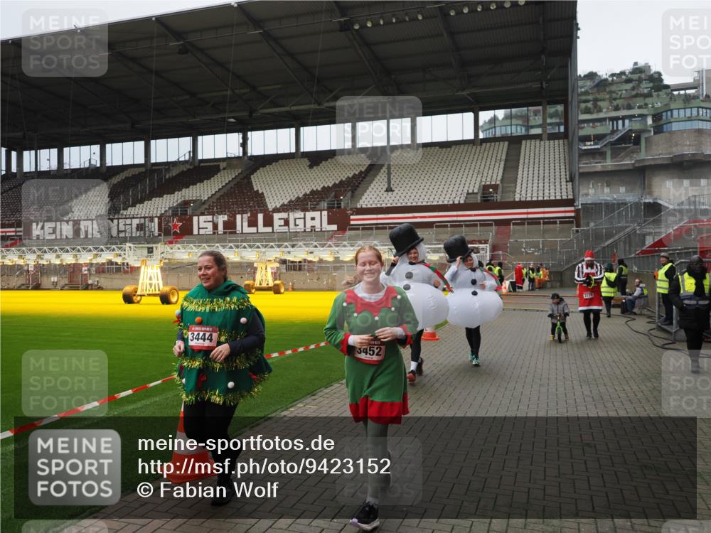 07.12.2025 - St. Pauli X-Mass-Run No. 15 Fabian Wolf http://msf.ph/oto/9423152 07.12.2025 11:57:42 Ziel 2228, 3444, 3452, 3480, 3847, 3852, 3993, 4125 meine-sportfotos.de