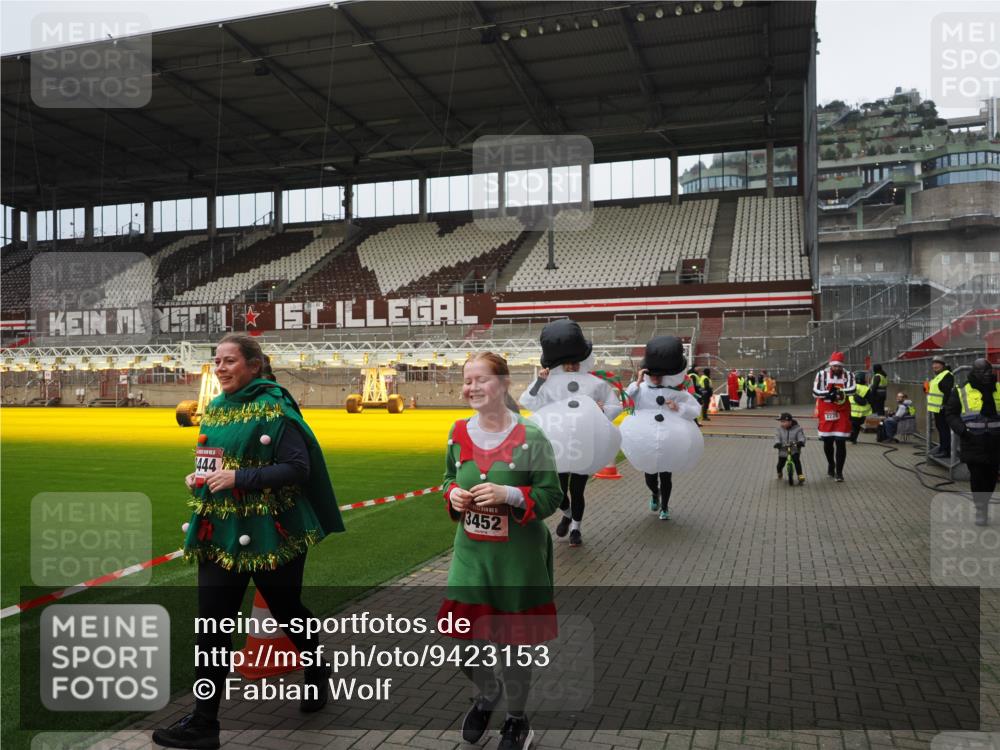 07.12.2025 - St. Pauli X-Mass-Run No. 15 Fabian Wolf http://msf.ph/oto/9423153 07.12.2025 11:57:42 Ziel 2228, 3444, 3452, 3480, 3847, 3852, 3993, 4125 meine-sportfotos.de