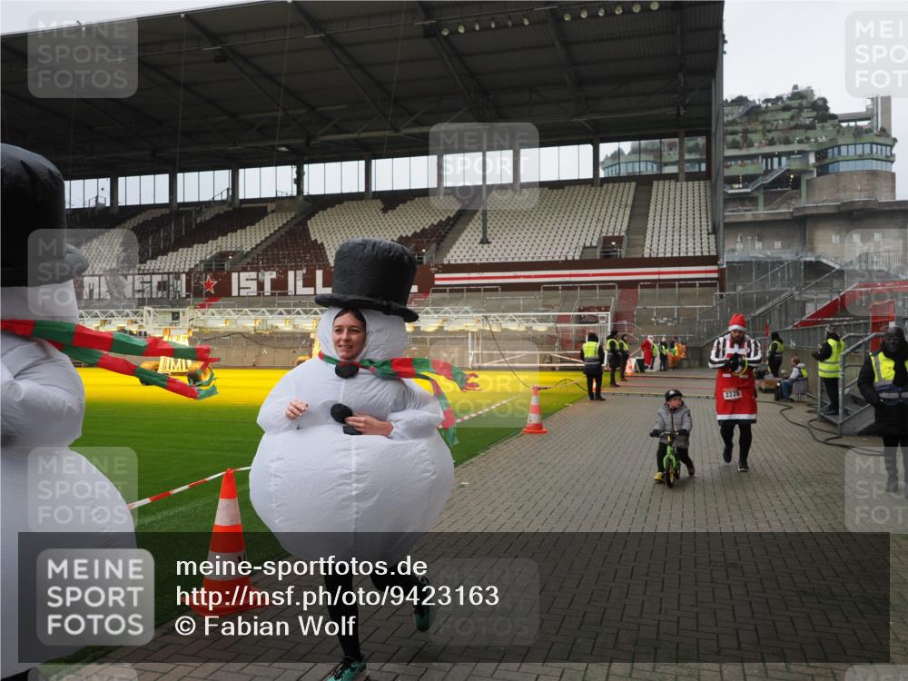 07.12.2025 - St. Pauli X-Mass-Run No. 15 Fabian Wolf http://msf.ph/oto/9423163 07.12.2025 11:57:45 Ziel 2228, 3444, 3452, 3480, 3847, 3852, 3993, 4125 meine-sportfotos.de