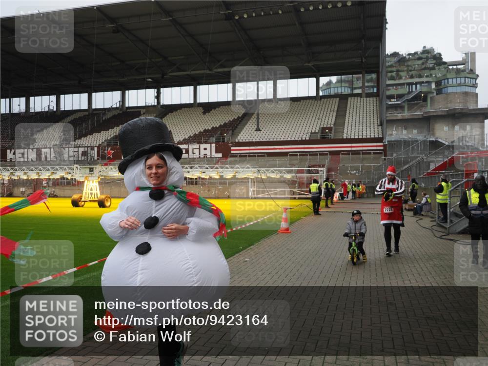 07.12.2025 - St. Pauli X-Mass-Run No. 15 Fabian Wolf http://msf.ph/oto/9423164 07.12.2025 11:57:45 Ziel 2228, 3444, 3452, 3480, 3847, 3852, 3993, 4125 meine-sportfotos.de