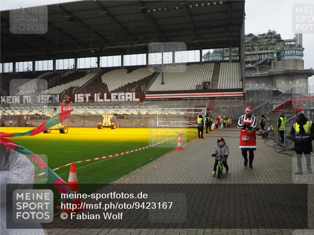 07.12.2025 - St. Pauli X-Mass-Run No. 15 Fabian Wolf http://msf.ph/oto/9423167 07.12.2025 11:57:45 Ziel 2228, 3444, 3452, 3480, 3847, 3852, 3993, 4125 meine-sportfotos.de