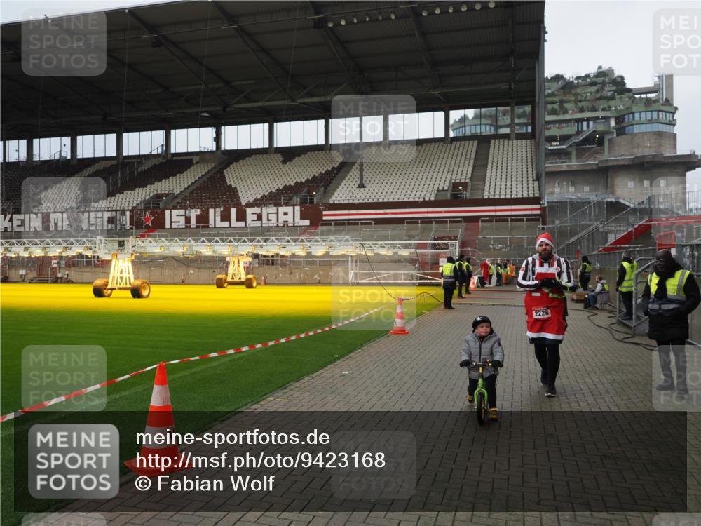 07.12.2025 - St. Pauli X-Mass-Run No. 15 Fabian Wolf http://msf.ph/oto/9423168 07.12.2025 11:57:46 Ziel 2228, 3444, 3452, 3480, 3847, 3852, 3993 meine-sportfotos.de