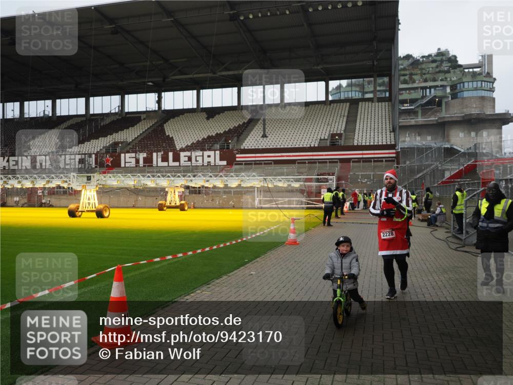 07.12.2025 - St. Pauli X-Mass-Run No. 15 Fabian Wolf http://msf.ph/oto/9423170 07.12.2025 11:57:46 Ziel 2228, 3444, 3452, 3480, 3847, 3852, 3993 meine-sportfotos.de
