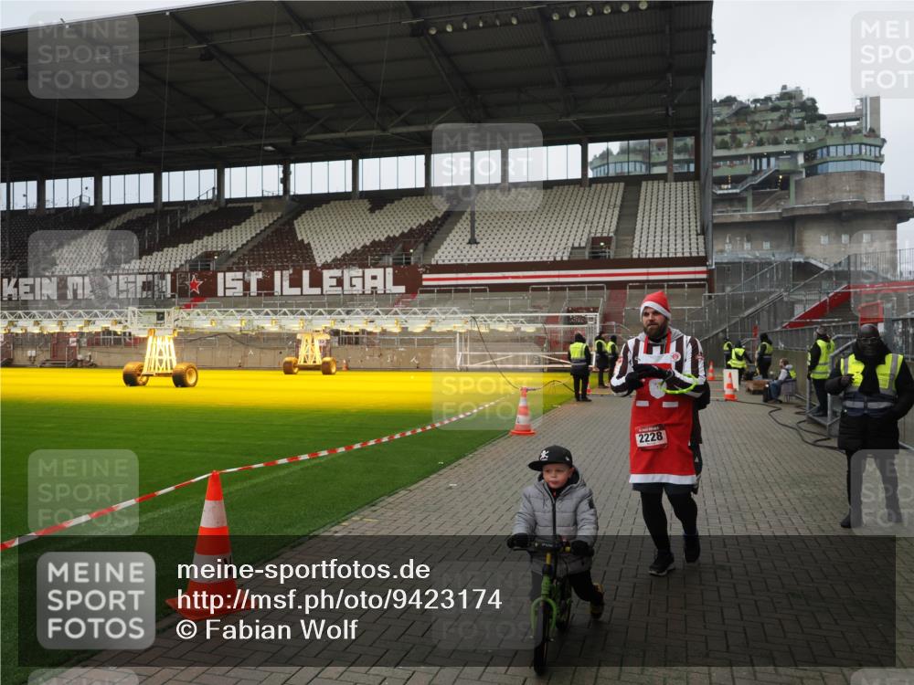 07.12.2025 - St. Pauli X-Mass-Run No. 15 Fabian Wolf http://msf.ph/oto/9423174 07.12.2025 11:57:47 Ziel 2228, 3444, 3452, 3480, 3847, 3852, 3993 meine-sportfotos.de