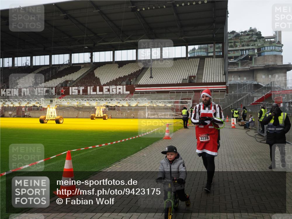 07.12.2025 - St. Pauli X-Mass-Run No. 15 Fabian Wolf http://msf.ph/oto/9423175 07.12.2025 11:57:47 Ziel 2228, 3444, 3452, 3480, 3847, 3852, 3993 meine-sportfotos.de